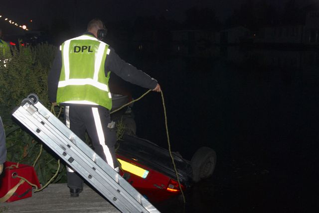 2009/143/20090628 003 Auto te water Nieuwemeerdijk.jpg